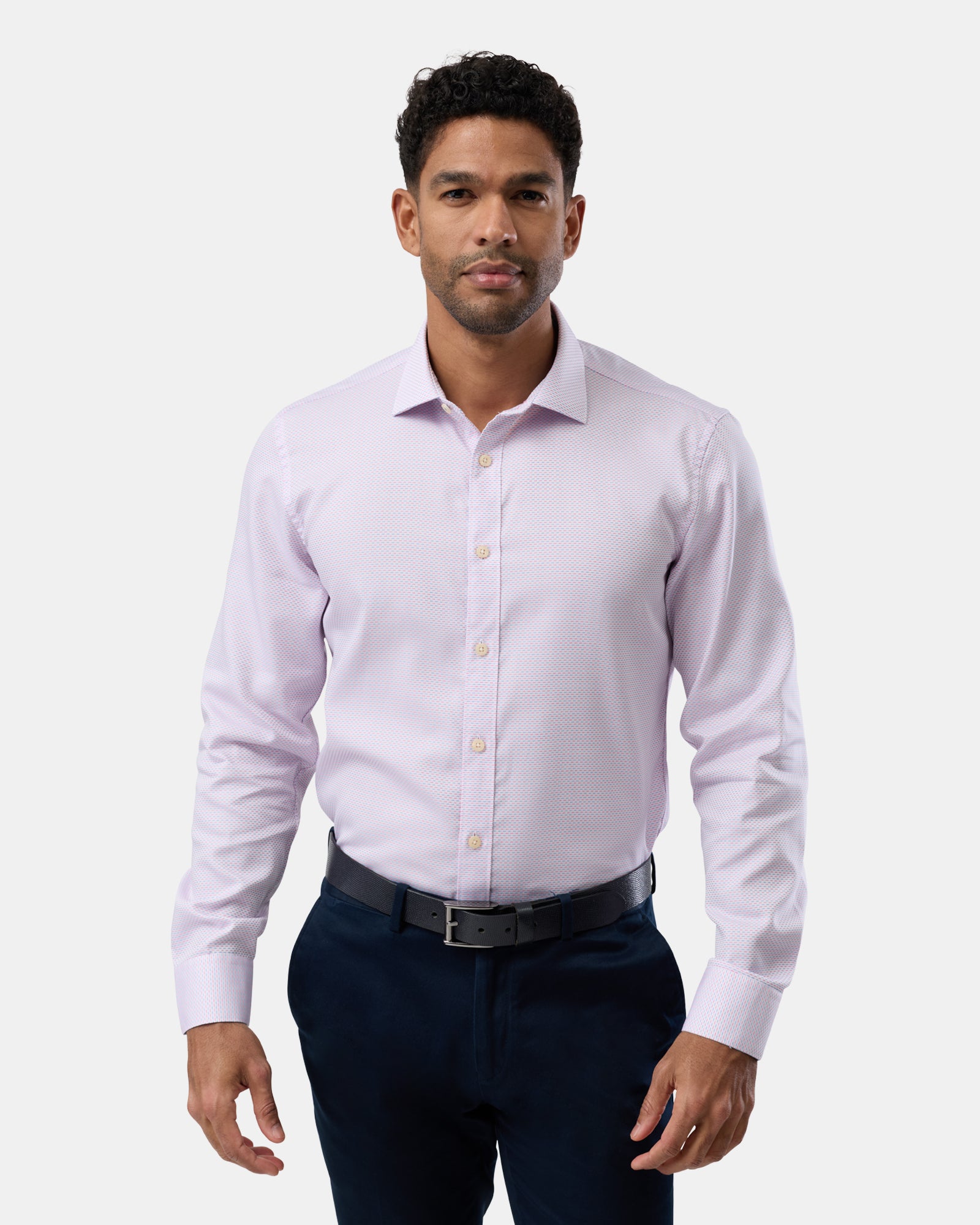 Man wearing a pink patterned slim-fit shirt, seen from the front, tailored fit